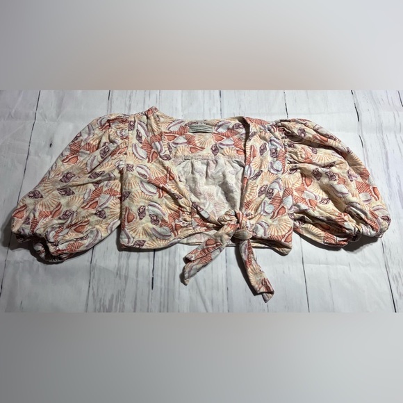 2/$20 Urban Outfitters Devon Seashell Crop - Picture 3 of 5